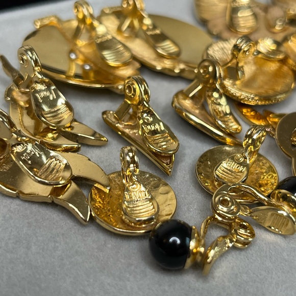 Monet gold tone clip on earrings 9 assorted pairs - Picture 7 of 10